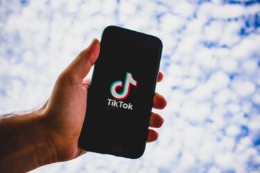 TikTokユーザーの年齢層データを解説！企業の活用事例や相性の良いビジネスも紹介！